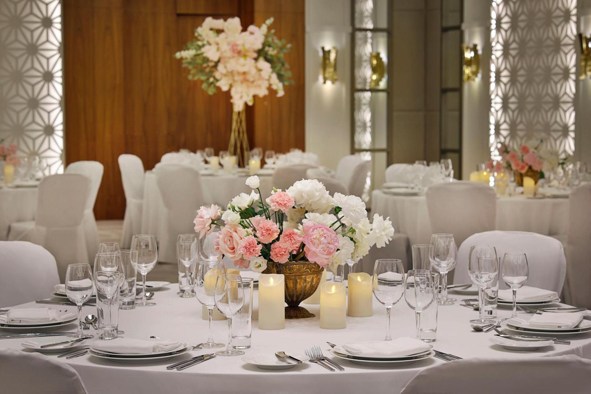 シェラトン ヌル スルタン ホテル アスターナ エクステリア 写真 Wedding reception at the Jumeirah Emirates Towers Hotel