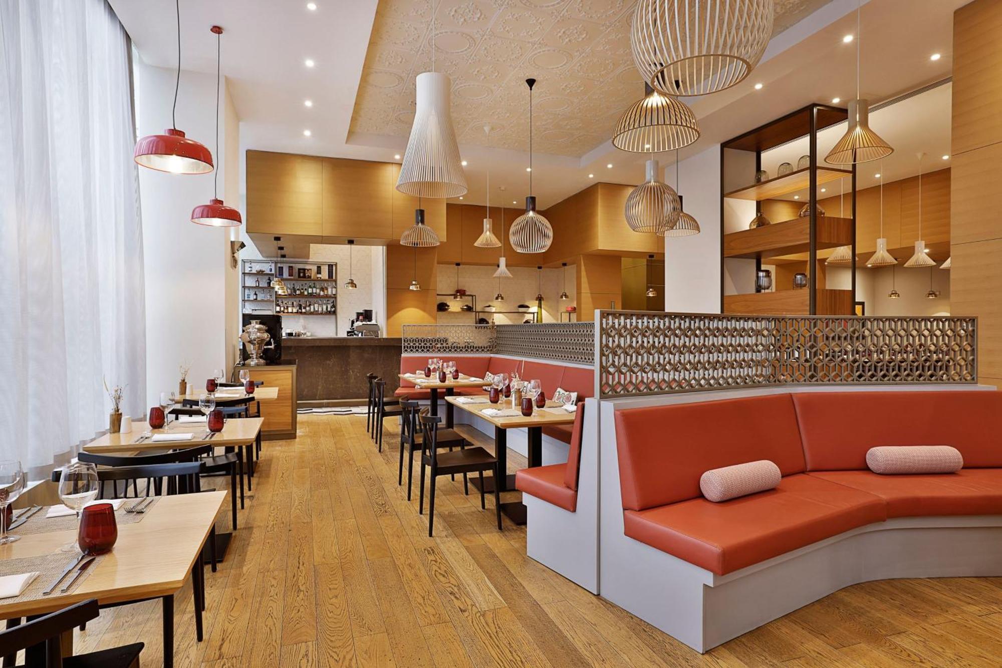 シェラトン ヌル スルタン ホテル アスターナ エクステリア 写真 Interior of a restaurant