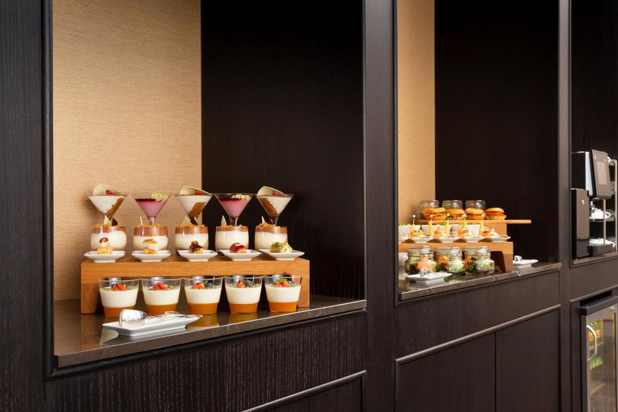 シェラトン ヌル スルタン ホテル アスターナ エクステリア 写真 A dessert buffet